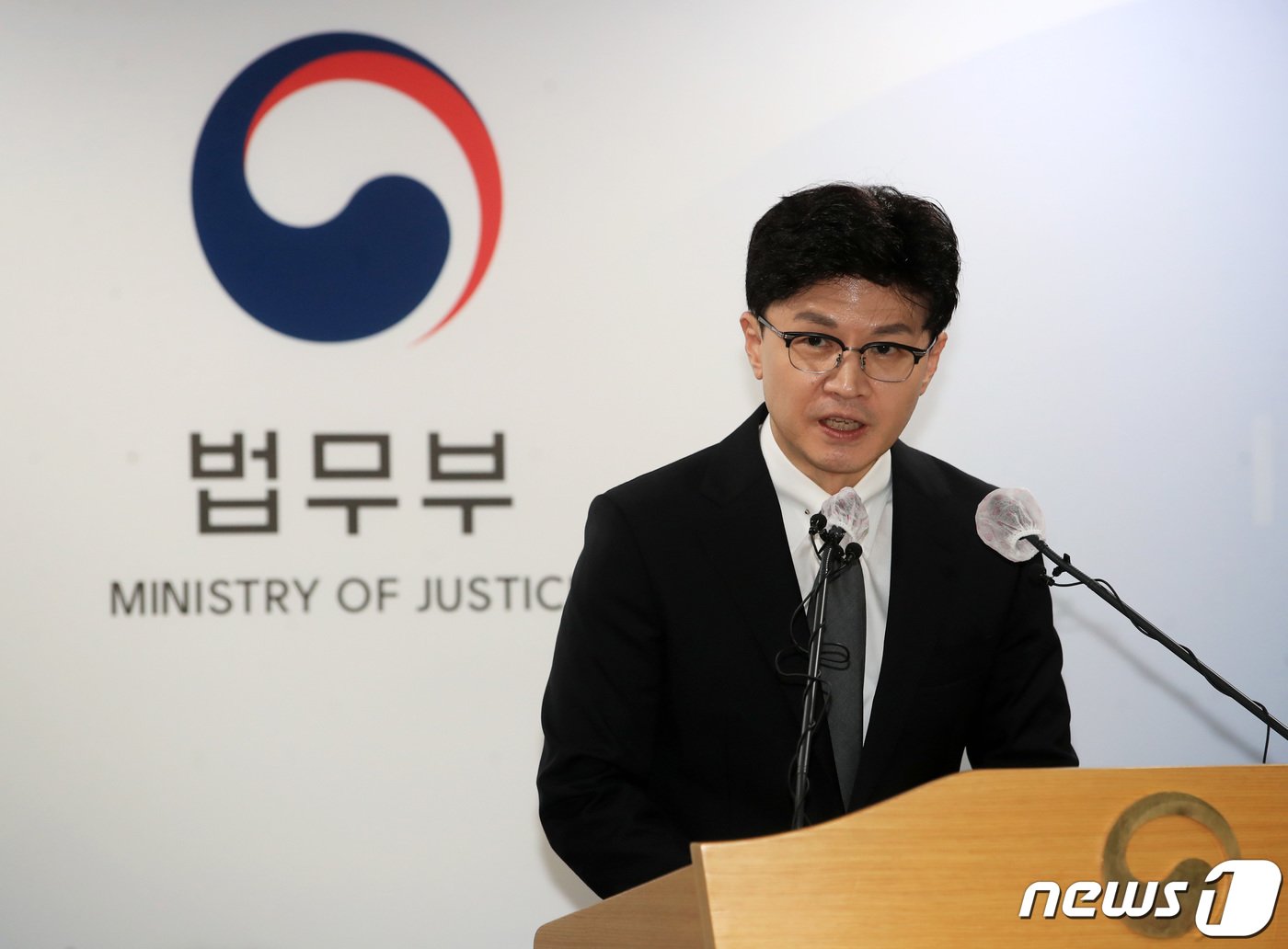 본문 이미지 - 한동훈 법무부 장관이 31일 오후 경기도 과천 법무부에서 론스타 국제투자분쟁&#40;ISDS&#41; 사건 판정 관련 정부 입장을 발표하고 있다. &#40;공동취재&#41; 2022.8.31/뉴스1 ⓒ News1 박세연 기자