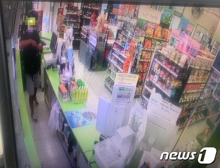 본문 이미지 - 제주 연동의 한 편의점에서 청소년 3명이 방문, 담배와 라이터를 훔치는 모습. ('보배드림' 갈무리)