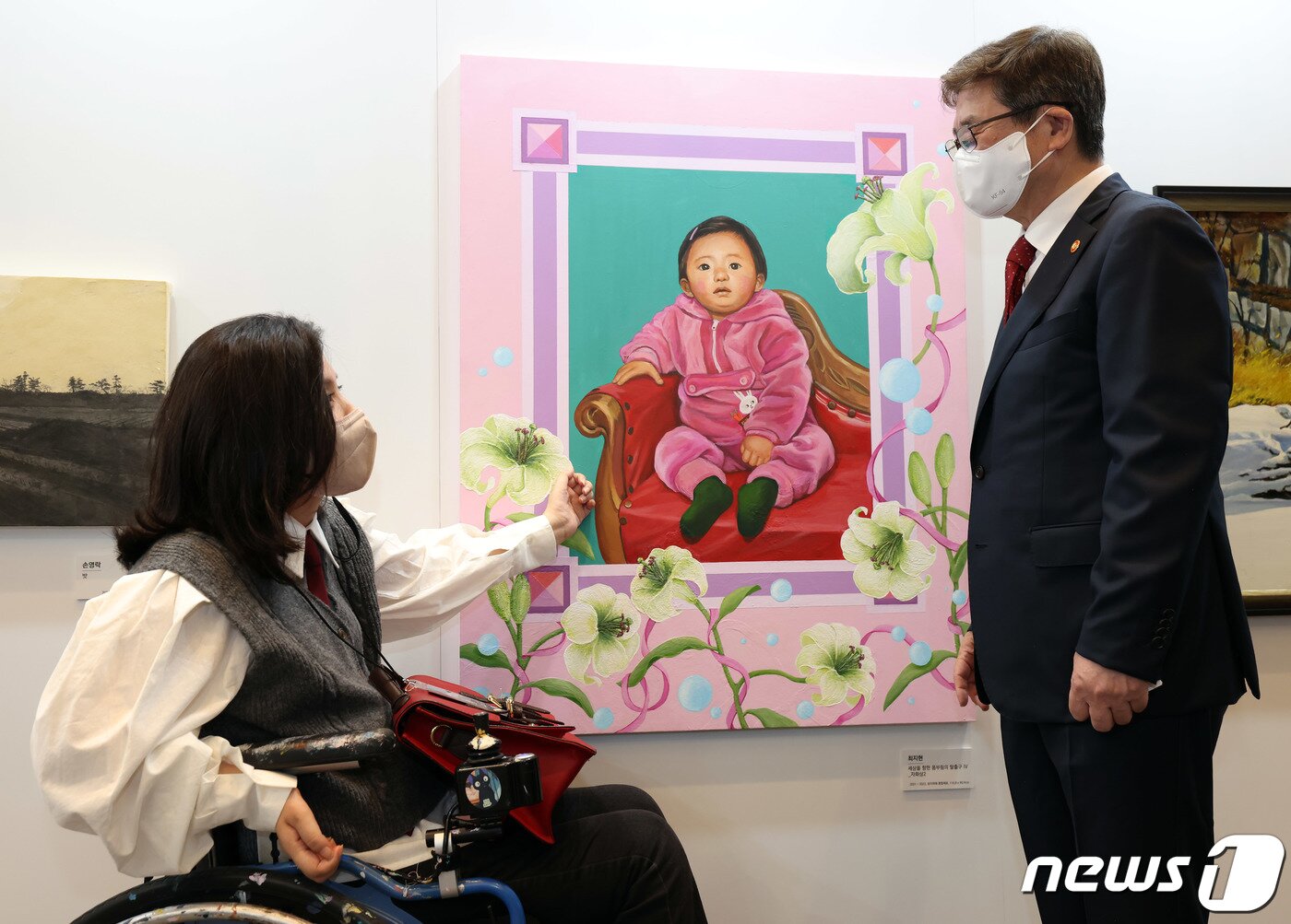 본문 이미지 - 박보균 문화체육관광부 장관이 8월31일 오후 서울 종로구 청와대 춘추관에서 개막한 장애예술인 특별전 ‘국민 속으로 어울림 속으로’ 작품을 살펴보고 있다. (문화체육관광부 제공) 2022.8.31/뉴스1