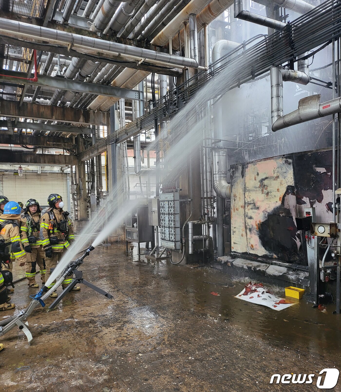 본문 이미지 - 31일 오후 3시42분께 울산 남구 상개동 SK지오센트릭 폴리머공장에서 폭발 사고가 발생해 소방당국이 냉각 작업을 하고 있다. (울산소방본부 제공) 2022.8.31/뉴스1 ⓒ News1 조민주 기자
