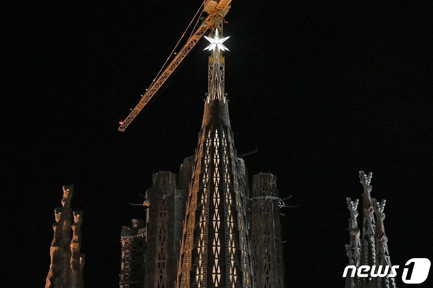 본문 이미지 - 성모마리아 첨탑 꼭대기에 SPAIN-ARCHIT사그라다 파밀리아 성당 ⓒ AFP=뉴스1