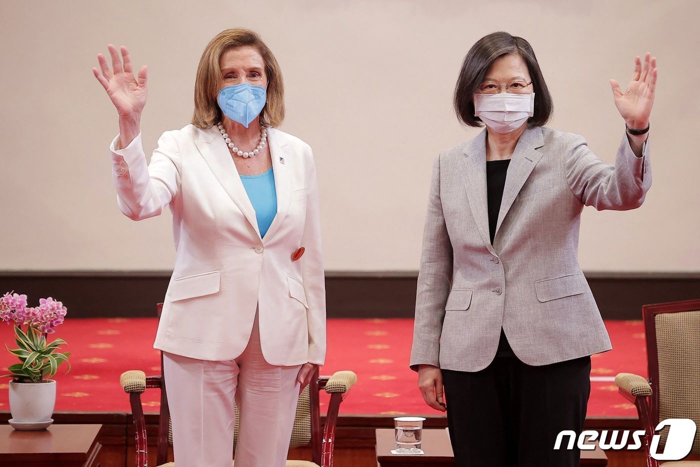 본문 이미지 - 낸시 펠로시 미국 하원의장과 차이잉원 대만 총통이 3일(현지시간) 타이베이 총통부에서 기념촬영을 하며 손을 흔들고 있다. ⓒ AFP=뉴스1 ⓒ News1 우동명 기자