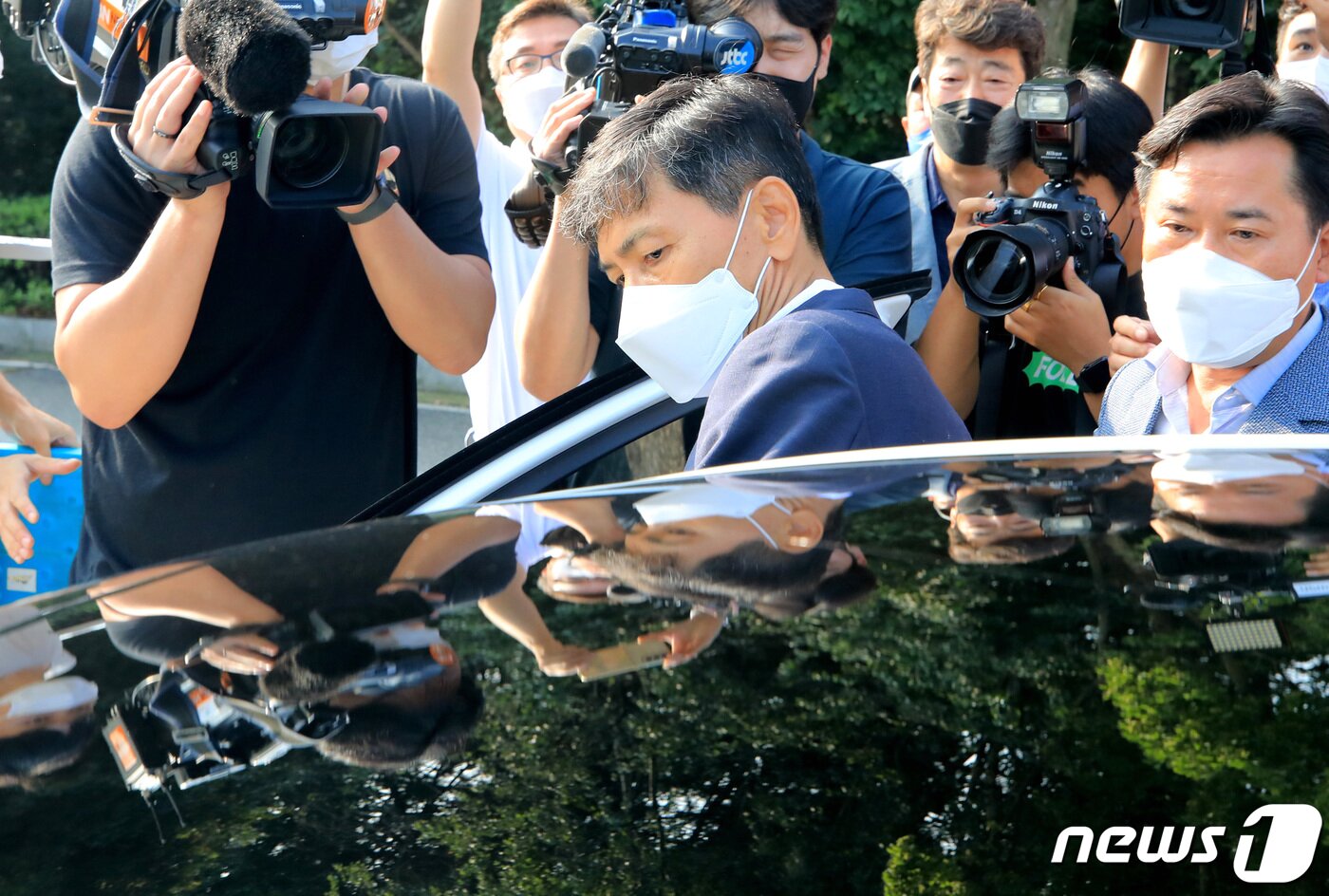 본문 이미지 - 수행비서를 성폭행한 혐의로 실형을 선고 받은 안희정 전 충남도지사가 4일 오전 3년 6개월간의 복역을 마치고 경기 여주교도소를 나서고 있다.  2022.8.4/뉴스1 ⓒ News1 구윤성 기자