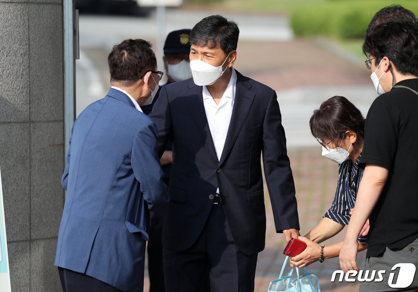 본문 이미지 - 수행비서를 성폭행한 혐의로 실형을 선고 받은 안희정 전 충남도지사가 4일 오전 3년 6개월간의 복역을 마치고 경기 여주교도소를 나서고 있다. 2022.8.4/뉴스1 ⓒ News1 구윤성 기자