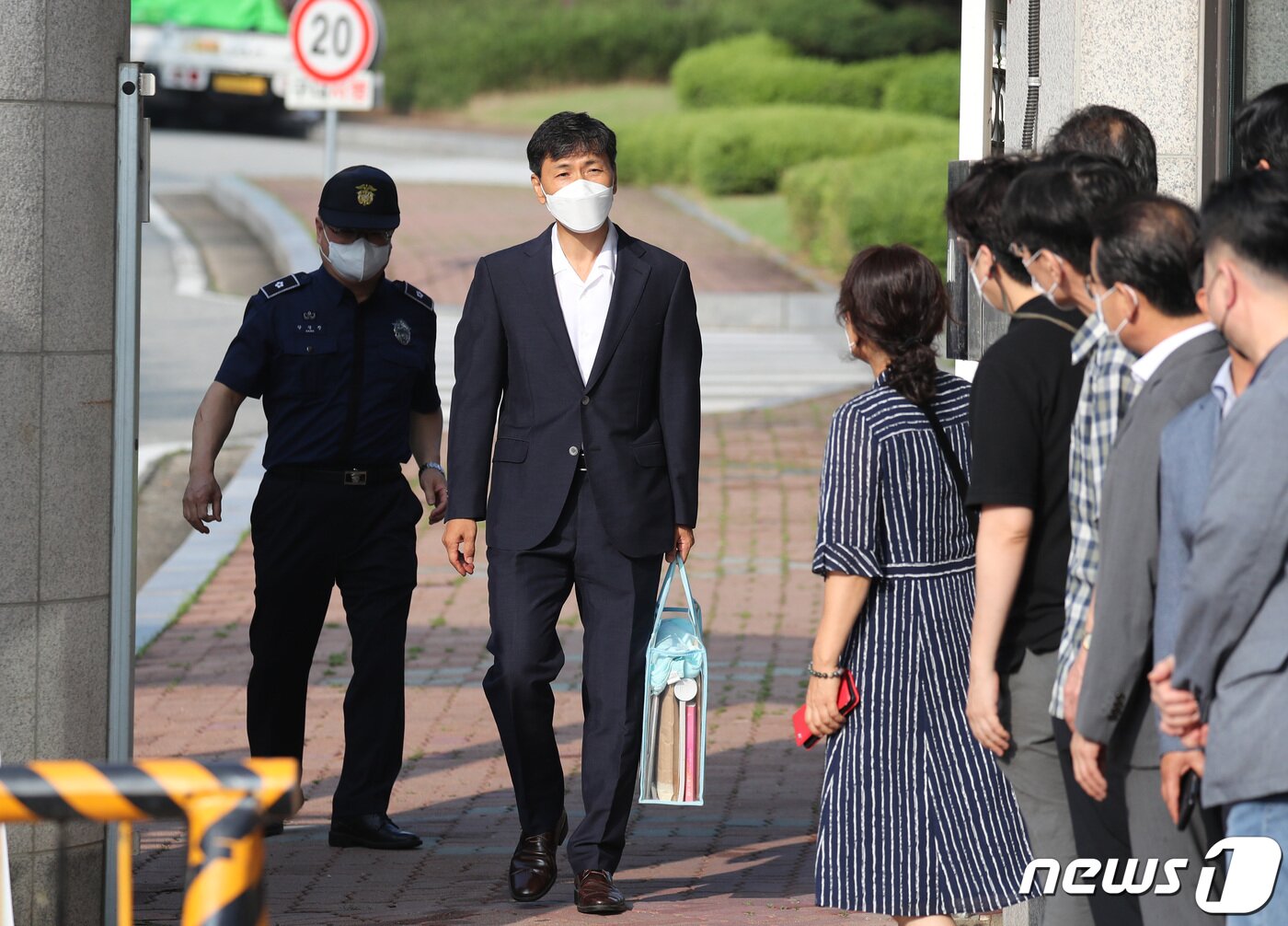 본문 이미지 - 수행비서를 성폭행한 혐의로 실형을 선고 받은 안희정 전 충남도지사가 4일 오전 3년 6개월간의 복역을 마치고 경기 여주교도소를 나서고 있다. 2022.8.4/뉴스1 ⓒ News1 구윤성 기자