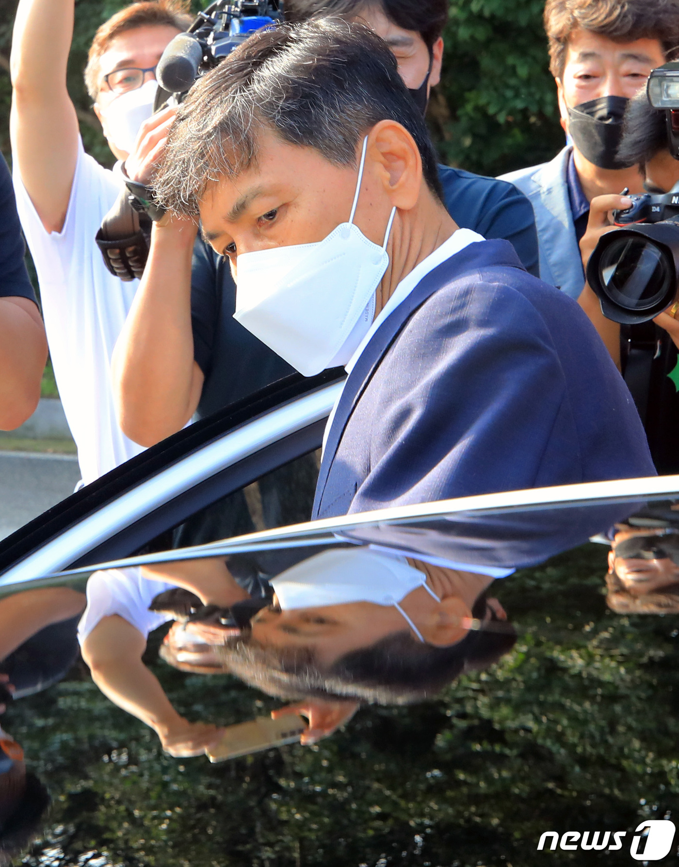 (여주=뉴스1) 구윤성 기자 = 수행비서를 성폭행한 혐의로 실형을 선고 받은 안희정 전 충남도지사가 4일 오전 3년 6개월간 복역을 마치고 경기 여주교도소를 나서며 차량에 탑승하고 …