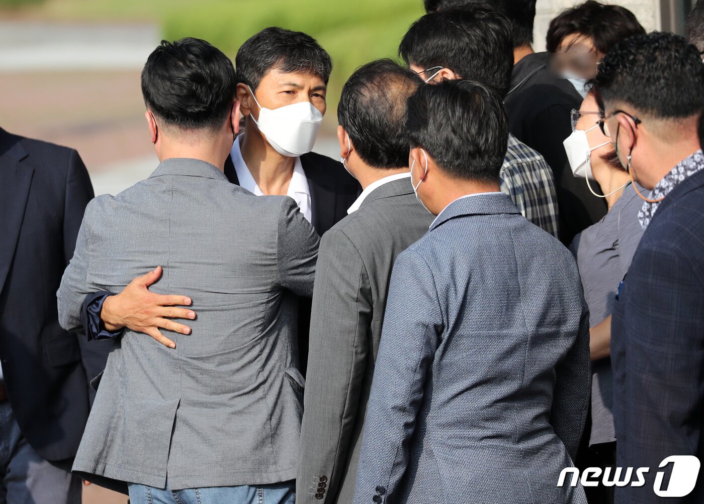 본문 이미지 - 수행비서를 성폭행한 혐의로 실형을 선고 받은 안희정 전 충남도지사가 4일 오전 3년 6개월간의 복역을 마치고 경기 여주교도소를 나서고 있다. 2022.8.4/뉴스1 ⓒ News1 구윤성 기자