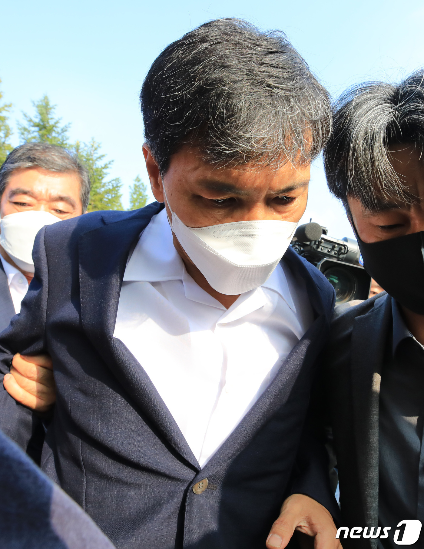 (여주=뉴스1) 구윤성 기자 = 수행비서를 성폭행한 혐의로 실형을 선고받은 안희정 전 충남도지사가 4일 오전 3년6개월간 복역을 마치고 경기 여주교도소를 나서고 있다.안 전 지사는 …