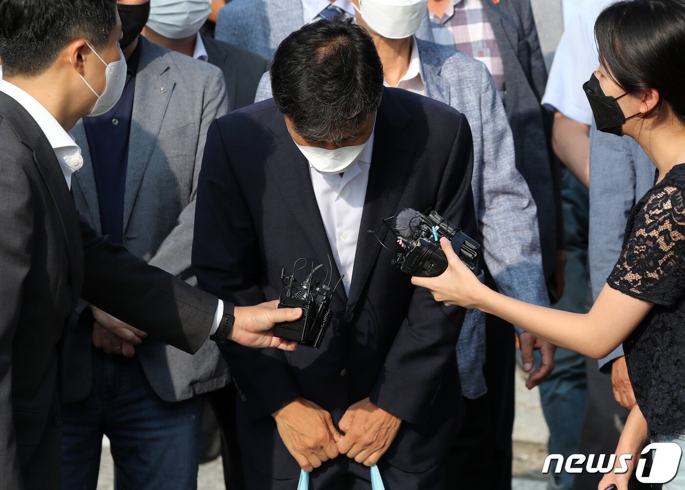 본문 이미지 - 수행비서를 성폭행한 혐의로 실형을 선고받은 안희정 전 충남도지사가 4일 오전 3년6개월간 복역을 마치고 경기 여주교도소를 나서며 고개숙여 인사하고 있다. 2022.8.4/뉴스1 ⓒ News1 구윤성 기자