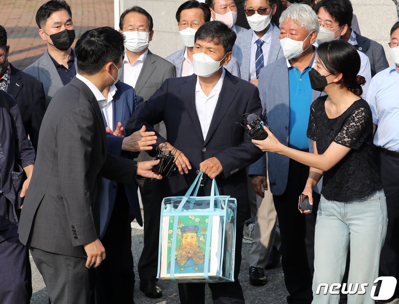 본문 이미지 - 수행비서를 성폭행한 혐의로 실형을 선고받은 안희정 전 충남도지사가 4일 오전 3년6개월간 복역을 마치고 경기 여주교도소를 나서며 취재진의 질문을 듣고 있다. 2022.8.4/뉴스1 ⓒ News1 구윤성 기자