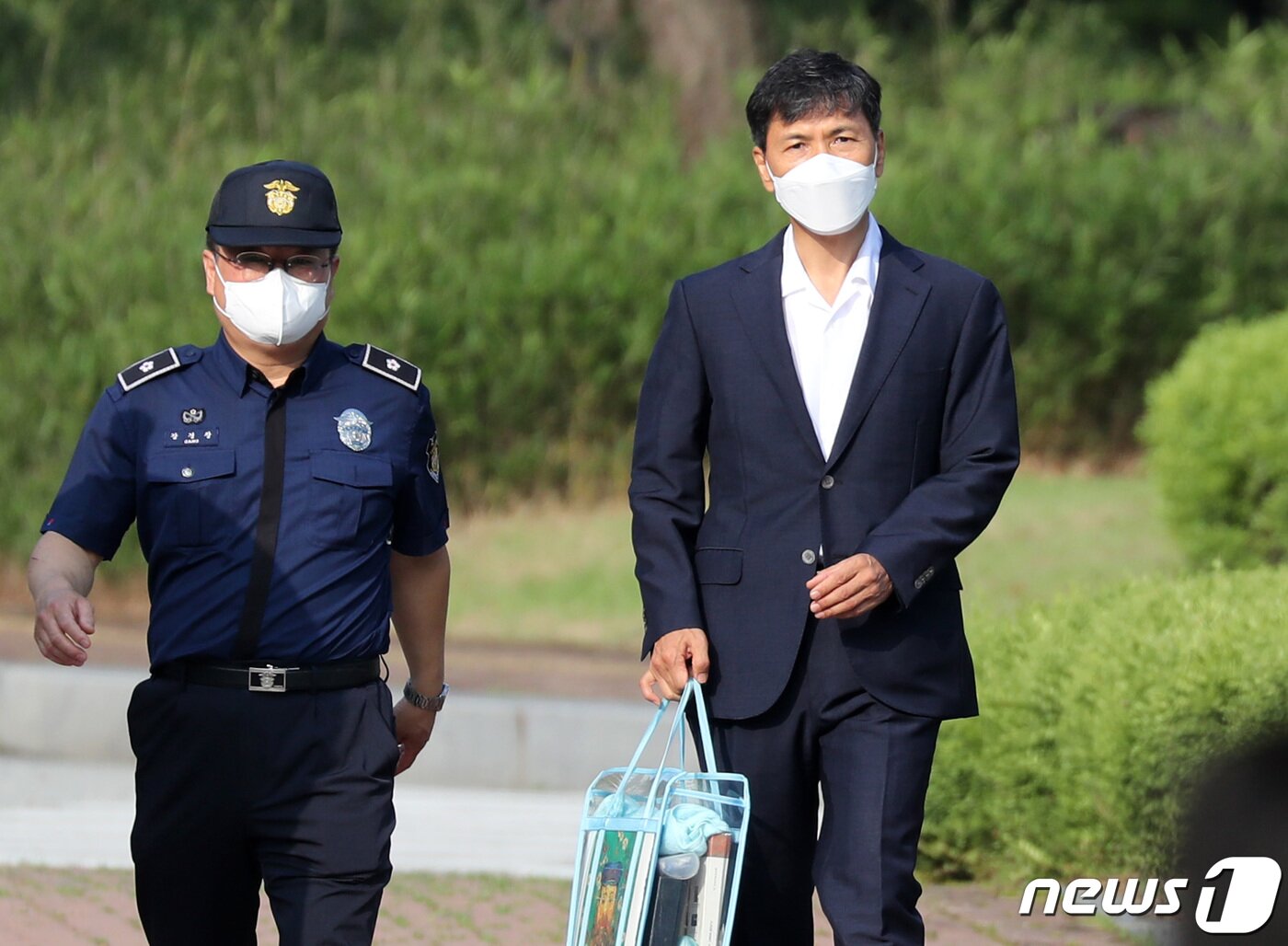 본문 이미지 - 수행비서를 성폭행한 혐의로 실형을 선고 받은 안희정 전 충남도지사가 4일 오전 3년 6개월간의 복역을 마치고 경기 여주교도소를 나서고 있다. 2022.8.4/뉴스1 ⓒ News1 구윤성 기자