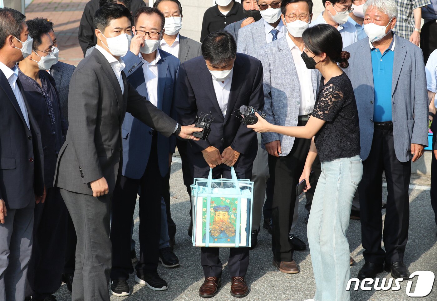 본문 이미지 - 수행비서를 성폭행한 혐의로 실형을 선고받은 안희정 전 충남도지사가 4일 오전 3년6개월간 복역을 마치고 경기 여주교도소를 나서며 인사하고 있다. 2022.8.4/뉴스1 ⓒ News1 구윤성 기자