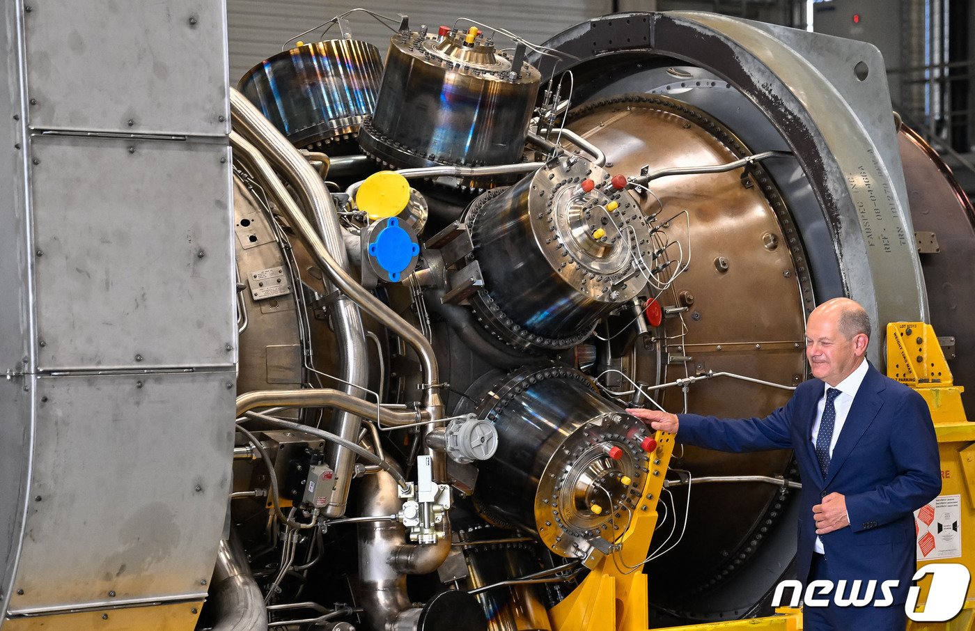 본문 이미지 - 올라프 숄츠 독일 총리가 지멘스에너지 뮐하임공장을 직접 찾아 &#34;노드스트림1용 터빈이 수리돼 여기 있다. 언제든 사용 가능하다＂고 말했다. 2022. 8. 3. ⓒ AFP=뉴스1 ⓒ News1 최서윤 기자