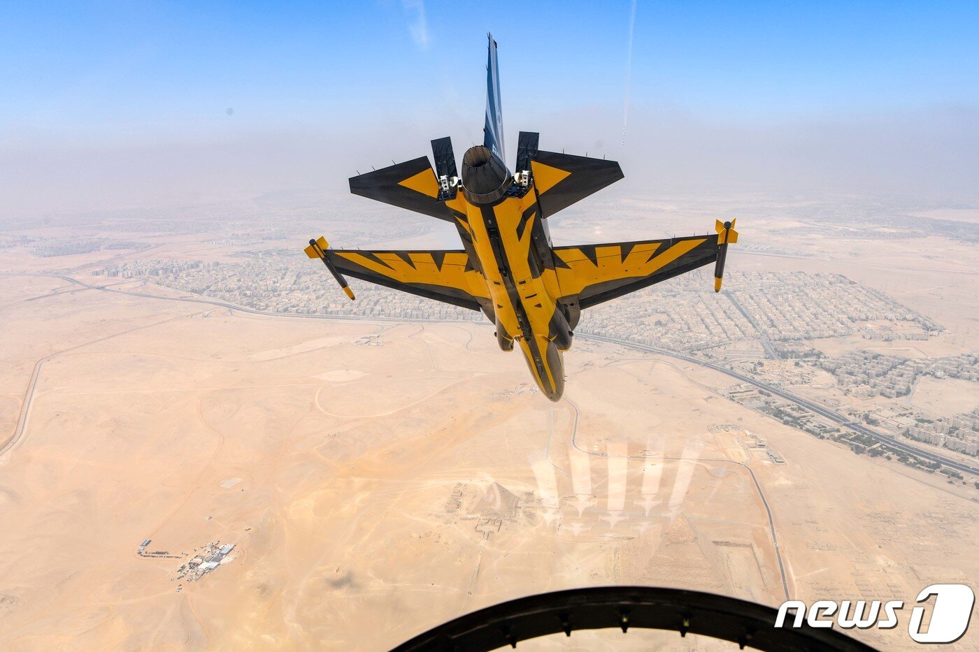 본문 이미지 - 공군 특수비행팀 블랙이글스가 3일(현지시간) 이집트 카이로 인근 기지 피라미드 일대에서 진행된 피라미드 에어쇼 2022에 참가해 상공을 비행하고 있다. (공군 제공) 2022.8.4/뉴스1