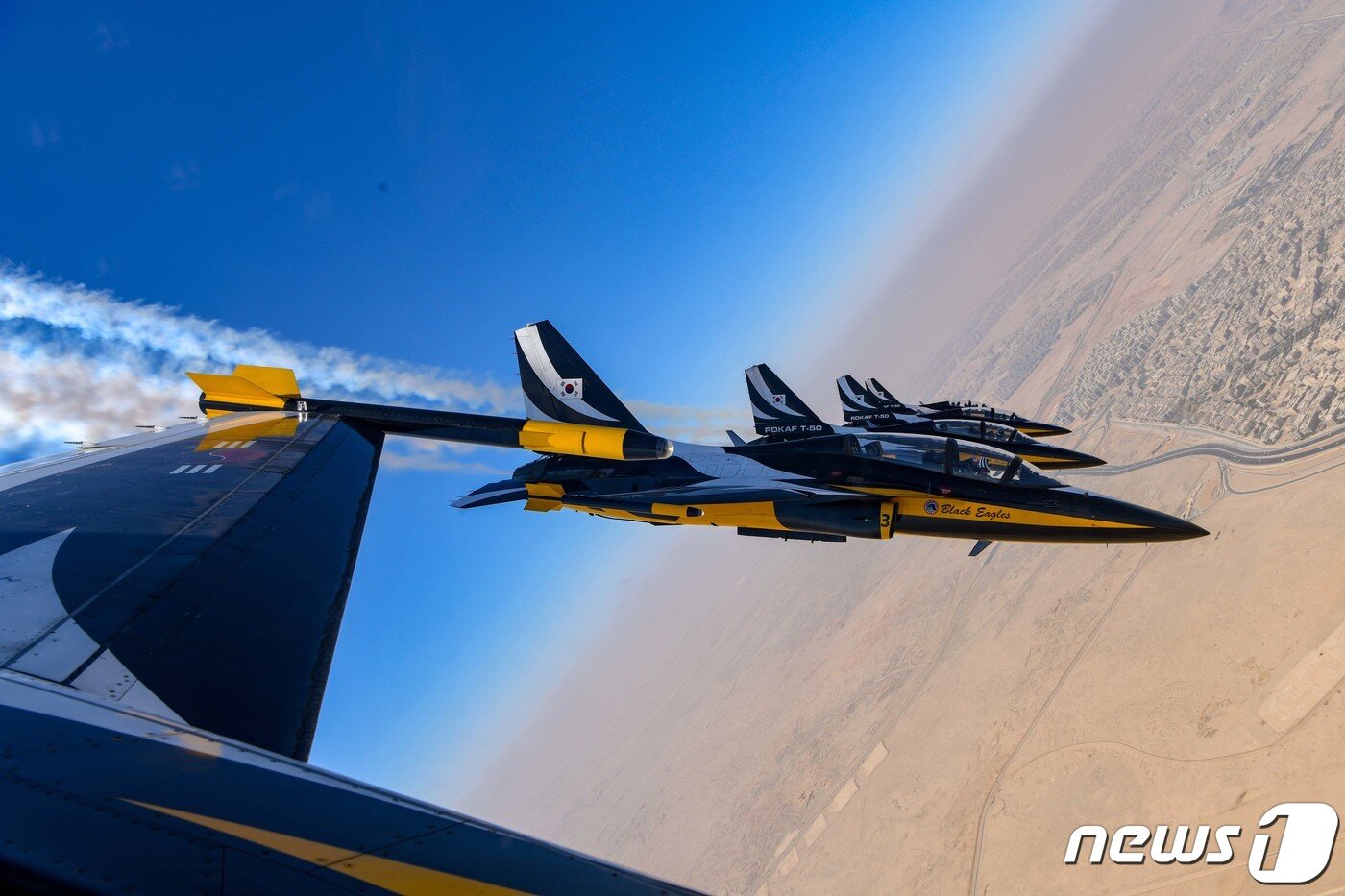 본문 이미지 - 공군 특수비행팀 블랙이글스가 3일(현지시간) 이집트 카이로 인근 기지 피라미드 일대에서 진행된 피라미드 에어쇼 2022에 참가해 상공을 비행하고 있다. (공군 제공) 2022.8.4/뉴스1