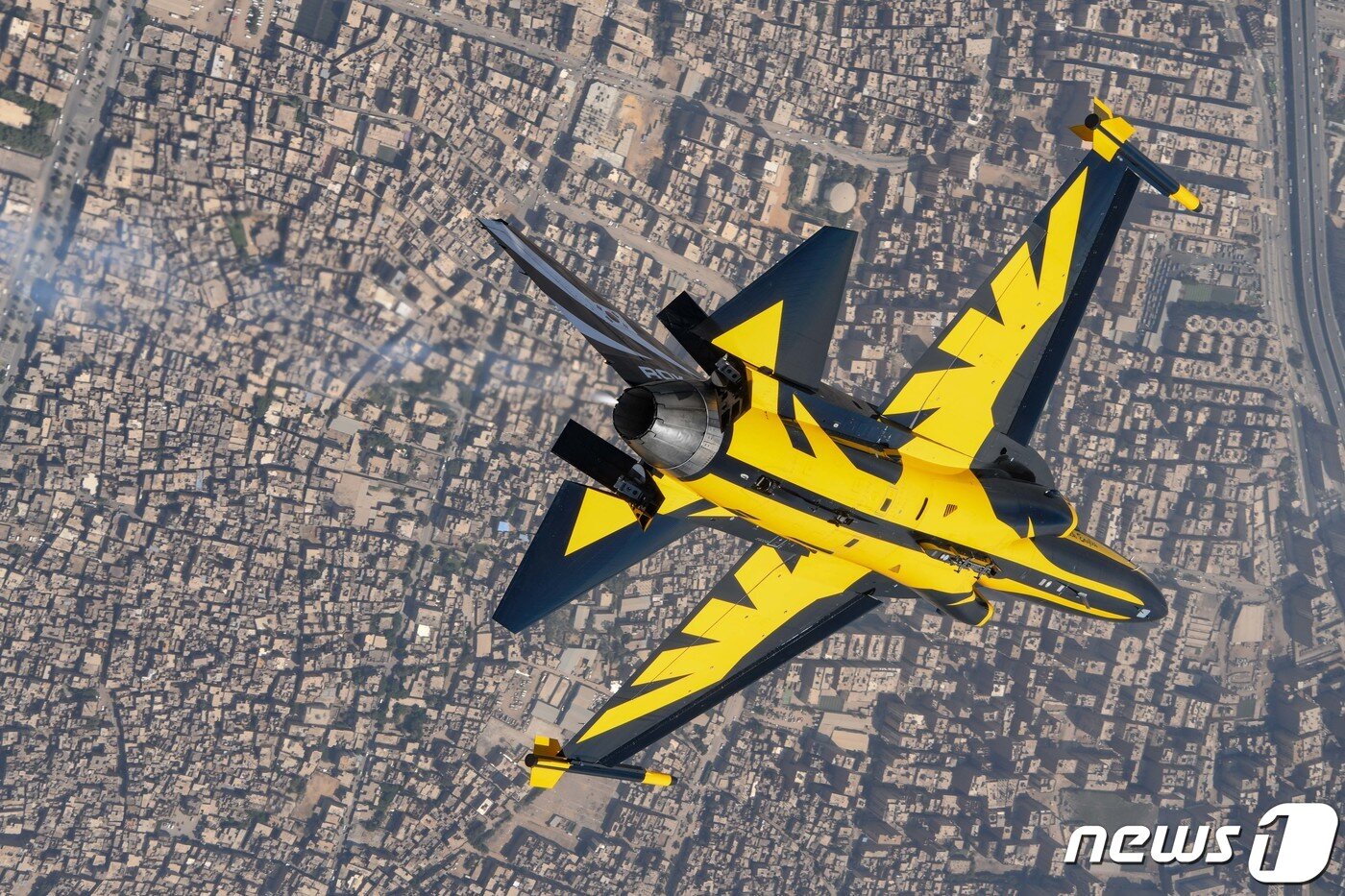 본문 이미지 - 공군 특수비행팀 블랙이글스가 3일(현지시간) 이집트 카이로 인근 기지 피라미드 일대에서 진행된 피라미드 에어쇼 2022에 참가해 상공을 비행하고 있다. (공군 제공) 2022.8.4/뉴스1