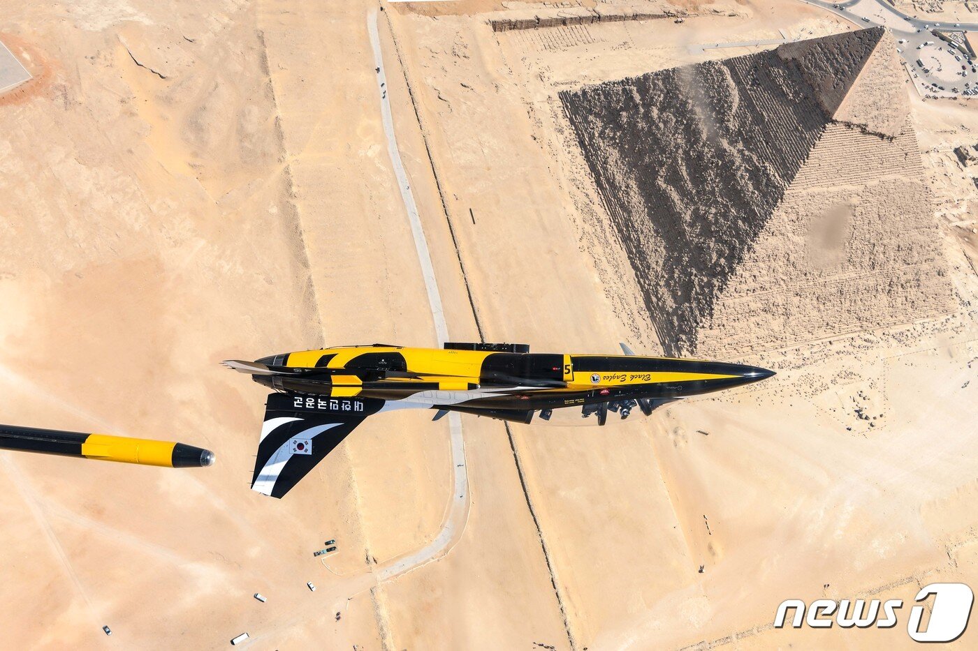 본문 이미지 - 공군 특수비행팀 블랙이글스가 3일(현지시간) 이집트 카이로 인근 기지 피라미드 일대에서 진행된 피라미드 에어쇼 2022에 참가해 상공을 비행하고 있다. (공군 제공) 2022.8.4/뉴스1