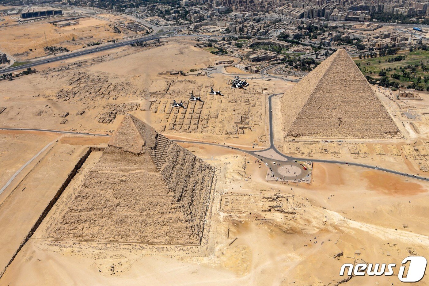 본문 이미지 - 공군 특수비행팀 블랙이글스가 3일(현지시간) 이집트 카이로 인근 기지 피라미드 일대에서 진행된 피라미드 에어쇼 2022에 참가해 상공을 비행하고 있다. (공군 제공) 2022.8.4/뉴스1