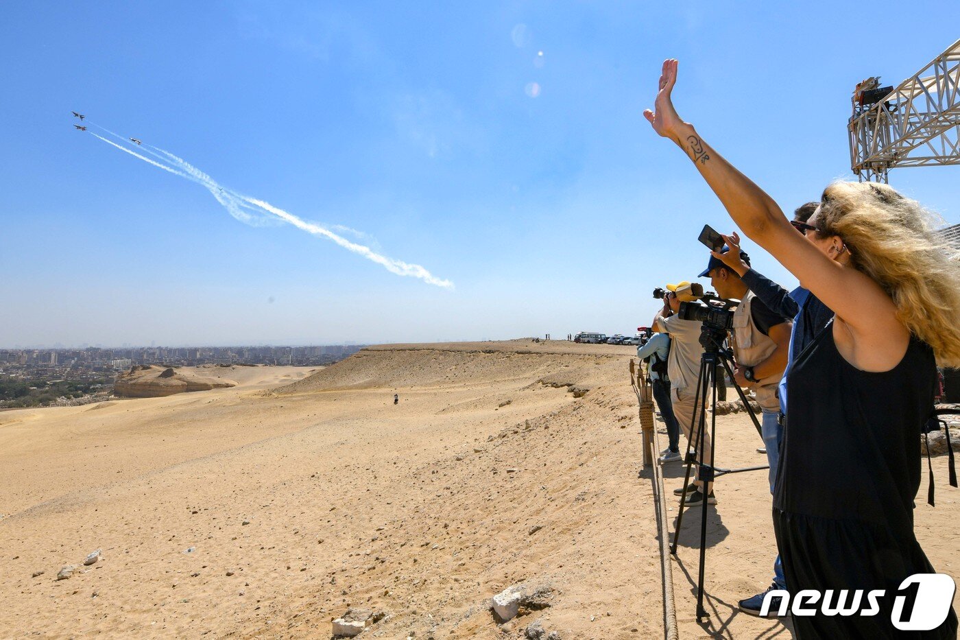 본문 이미지 - 3일(현지시간) 이집트 카이로 인근 기지 피라미드 일대에서 진행된 피라미드 에어쇼 2022에서 관람객이 공군 특수비행팀 블랙이글스의 고난도 특수비행에 환호하고 있다. (공군 제공) 2022.8.4/뉴스1