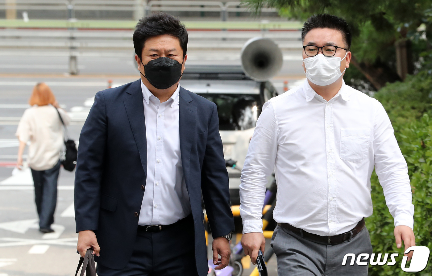 (서울=뉴스1) 이동해 기자 = 윤석열 대통령의 부인 김건희 여사와의 통화 내용을 방송사에 넘긴 뒤 국민의힘으로부터 고발된 이명수 서울의소리 기자(오른쪽)가 4일 오전 서울 마포구 …