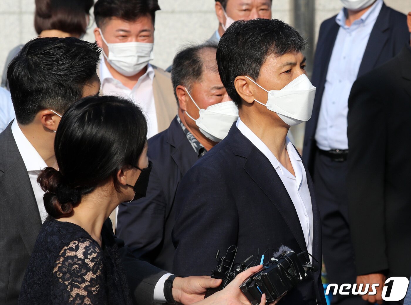 본문 이미지 - 수행비서를 성폭행한 혐의로 실형을 선고받은 안희정 전 충남도지사가 4일 오전 3년6개월간 복역을 마치고 말없이 경기 여주교도소를 나서고 있다. 2022.8.4/뉴스1 ⓒ News1 구윤성 기자