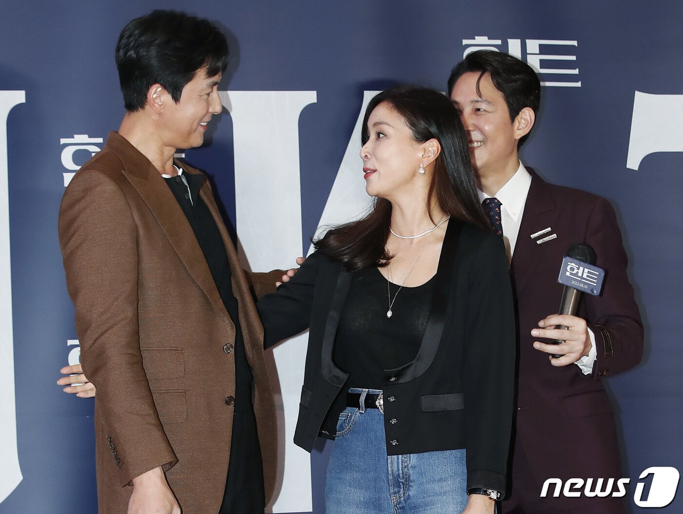 본문 이미지 - 배우 고소영(가운데)와 정우성(왼쪽)이 2일 오후 서울 강남구 메가박스 코엑스점에서 열린 영화 '헌트(HUNT)' VIP 시사회에서 인사를 나누고 있다. ⓒ News1 권현진 기자