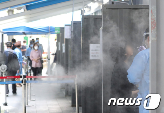 4일 오전 서울 용산구보건소 선별진료소를 찾은 시민들이 코로나19 검사를 받고 있다. 2022.8.4/뉴스1 © News1 이성철 기자