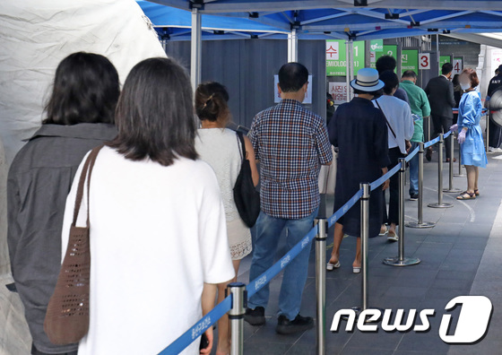 서울 용산구보건소 선별진료소를 찾은 시민들이 검사 대기를 하고 있다./뉴스1 © News1 이성철 기자