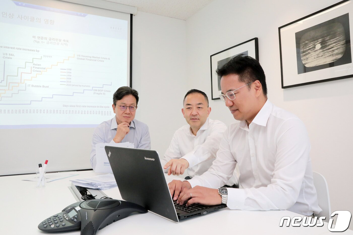 본문 이미지 - 크레스트아시아자산운용의 송승우 대표(오른쪽부터), 박준용 부대표, 임태섭 매크로전략 담당 고문이 4일 서울 강남구 크레스트아시아자산운용 본사에서 자료를 살펴보며 의견을 나누고 있다. 2022.8.4/뉴스1 ⓒ News1 조태형 기자