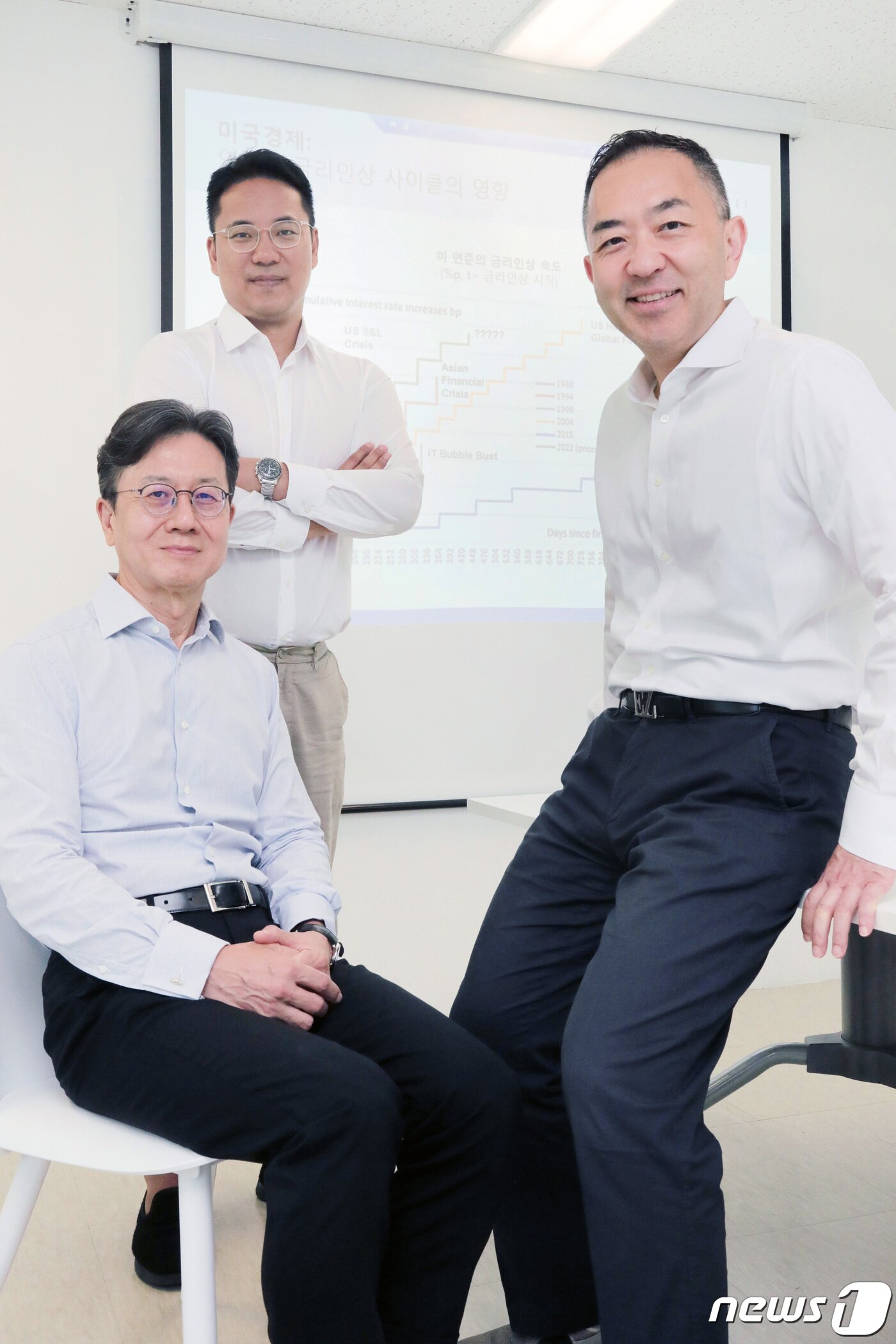 본문 이미지 - 크레스트아시아자산운용의 송승우 대표(가운데), 임태섭 매크로전략 담당 고문(왼쪽), 박준용 부대표가 4일 서울 강남구 크레스트아시아자산운용 본사에서 뉴스1과의 인터뷰에 앞서 포즈를 취하고 있다. 2022.8.4/뉴스1 ⓒ News1 조태형 기자