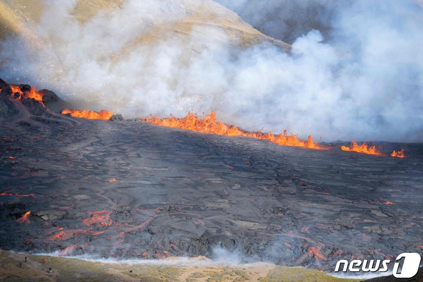본문 이미지 - 3일(현지시간) 아이슬란드 레이캬네스 반도의 그린다비크에 있는 파그라달스피아들 화산이 8개월 만에 활동을 재개해 용암이 뿜어내고 있다. ⓒ AFP=뉴스1 ⓒ News1 우동명 기자