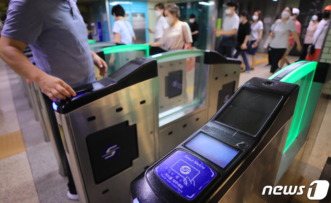 본문 이미지 - 서울 송파구 잠실역에서 시민들이 교통카드를 이용해 개찰구를 통과하는 모습. ⓒ 뉴스1 구윤성 기자