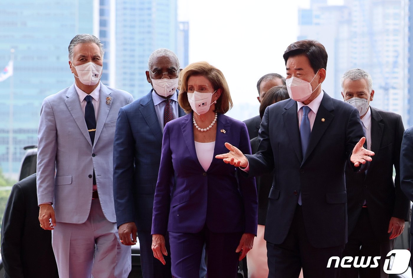 본문 이미지 - 낸시 펠로시 미국 하원의장이 4일 서울 여의도 국회 본청 앞에서 김진표 국회의장과 이야기를 나누며 걸어 들어 오고 있다. (공동취재) 2022.8.4/뉴스1 ⓒ News1 유승관 기자