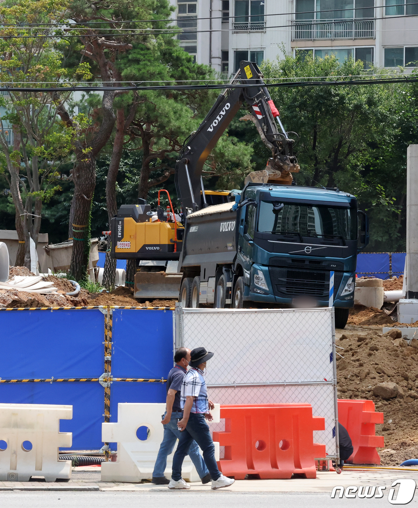 (고양=뉴스1) 김진환 기자 = 국토교통부가 '건설기계관리법' 시행령 및 시행규칙 등 2건의 하위법령 개정안이 4일부터 시행된다고 밝혔다.이번 하위법령 개정은 현재 등록된 굴착기, …