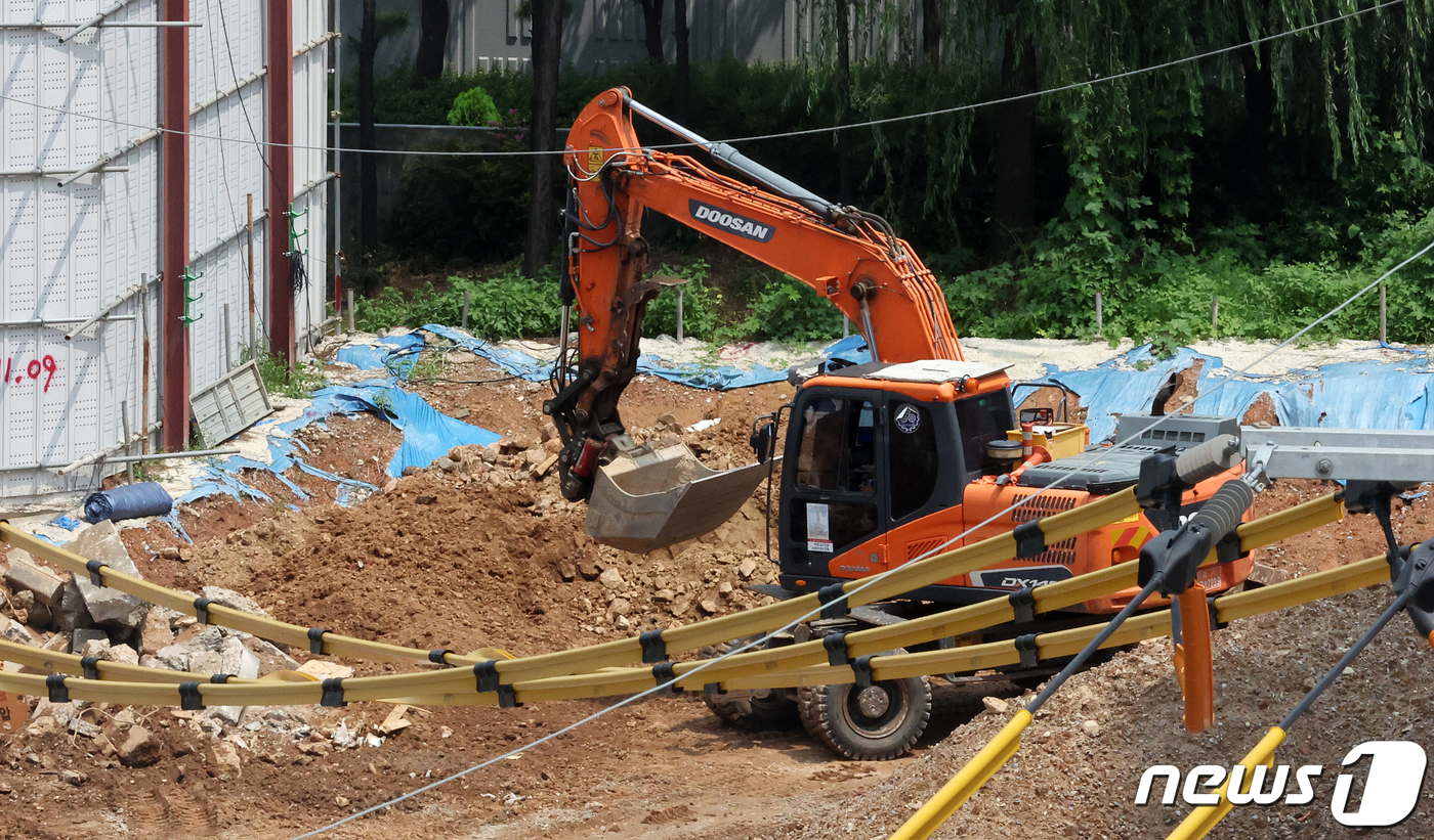 (고양=뉴스1) 김진환 기자 = 국토교통부가 '건설기계관리법' 시행령 및 시행규칙 등 2건의 하위법령 개정안이 4일부터 시행된다고 밝혔다.이번 하위법령 개정은 현재 등록된 굴착기, …