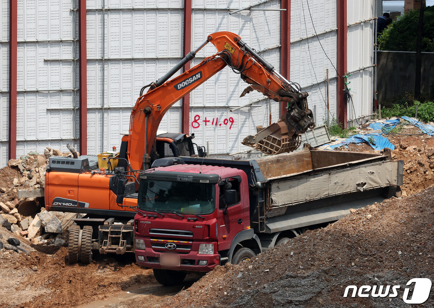 (고양=뉴스1) 김진환 기자 = '건설기계관리법' 시행령 및 시행규칙 등 2건의 하위법령 개정안이 4일부터 시행된다.이번 하위법령 개정은 현재 등록된 굴착기, 덤프트럭 등 27종류 …