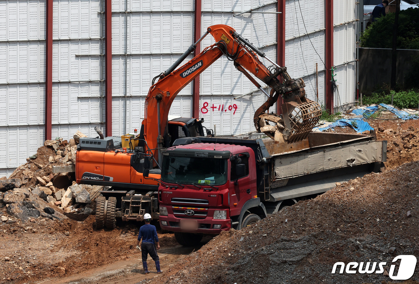 (고양=뉴스1) 김진환 기자 = '건설기계관리법' 시행령 및 시행규칙 등 2건의 하위법령 개정안이 4일부터 시행된다.이번 하위법령 개정은 현재 등록된 굴착기, 덤프트럭 등 27종류 …