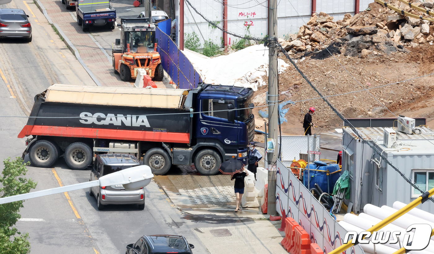 (고양=뉴스1) 김진환 기자 = '건설기계관리법' 시행령 및 시행규칙 등 2건의 하위법령 개정안이 4일부터 시행된다.이번 하위법령 개정은 현재 등록된 굴착기, 덤프트럭 등 27종류 …