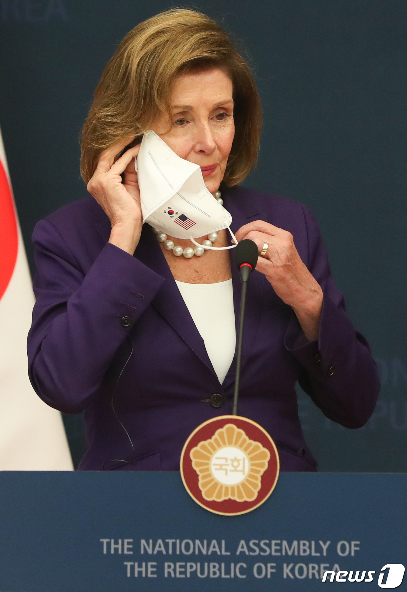 (서울=뉴스1) 허경 기자 = 낸시 펠로시 미국 하원의장이 4일 서울 여의도 국회에서 공동언론 발표를 통해 김진표 국회의장과의 회담 결과 발표에 앞서 마스크를 벗고 있다. 2022 …