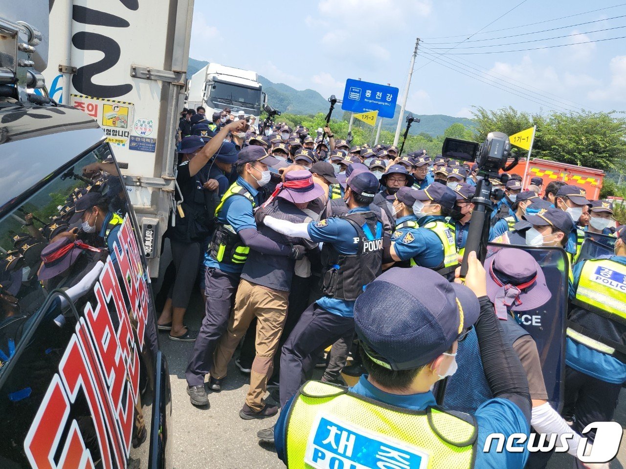 홍천군 북방면 소재 하이트진로 강원 공장서 집회 펼치는 민주노총 공공운수노조 화물연대본부.&#40;독자 제공&#41; 2022.8.4/뉴스1