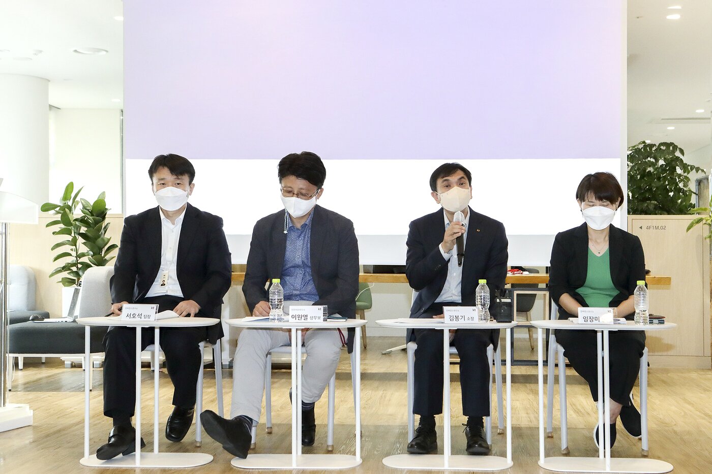 본문 이미지 - &#40;왼쪽부터&#41; KT 융합기술원 컨버전스연구소 서호석 팀장, 이원열 상무, 김봉기 상무&#40;소장&#41;, 임장미 상무 &#40;KT 제공&#41;