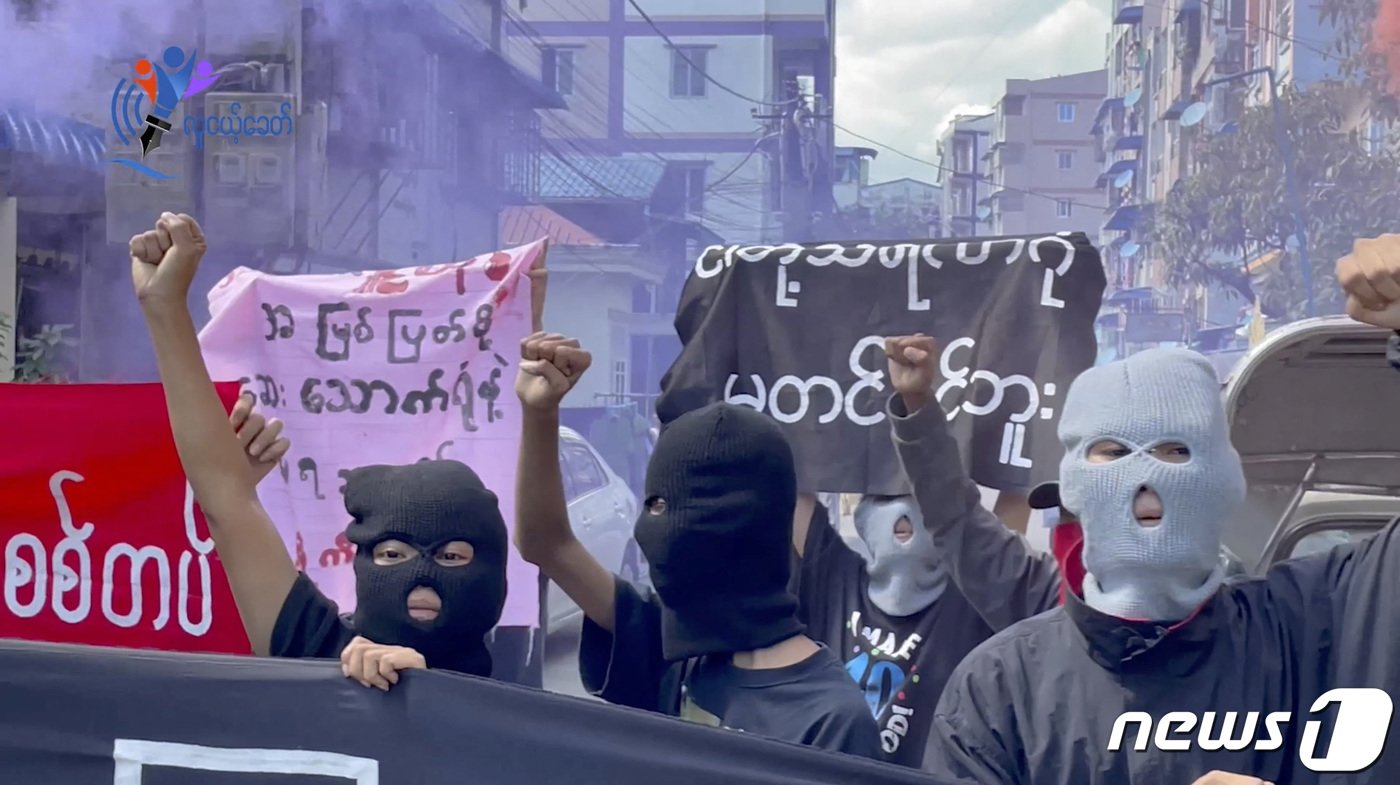 본문 이미지 - 지난해 7월 미얀마 양곤에서 군부의 사형 집행에 항의하는 시위가 열린 모습이 담긴 영상 갈무리. 2022.07.25. ⓒ 로이터=뉴스1 ⓒ News1 최서윤 기자