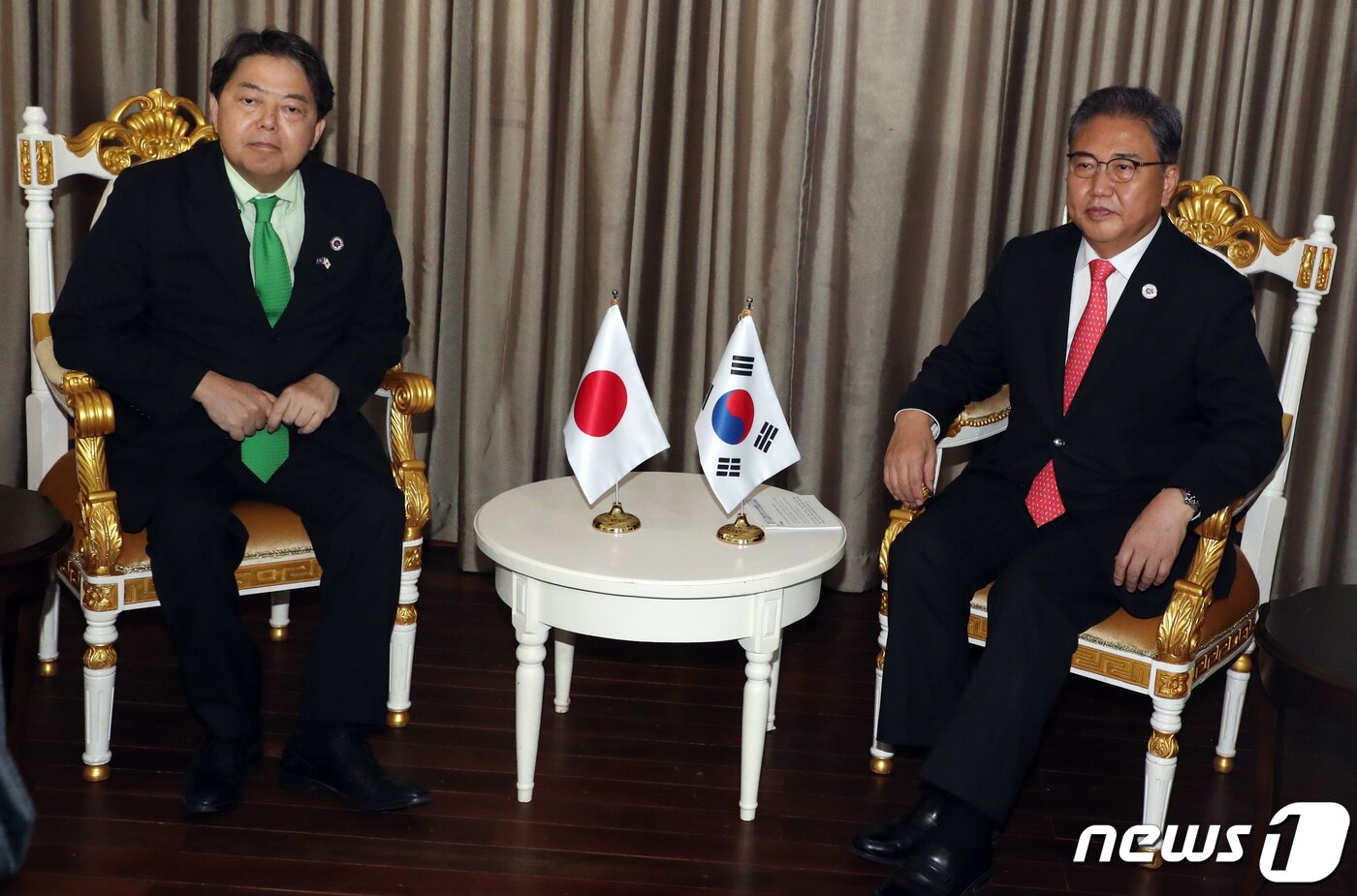 본문 이미지 - 박진 외교부 장관과 하야시 요시마사 일본 외무상이 4일 오후(현지시간) 캄보디아 프놈펜 소카호텔에서 한·일 외교장관회담을 갖고 있다. 2022.8.4/뉴스1 ⓒ News1 김명섭 기자