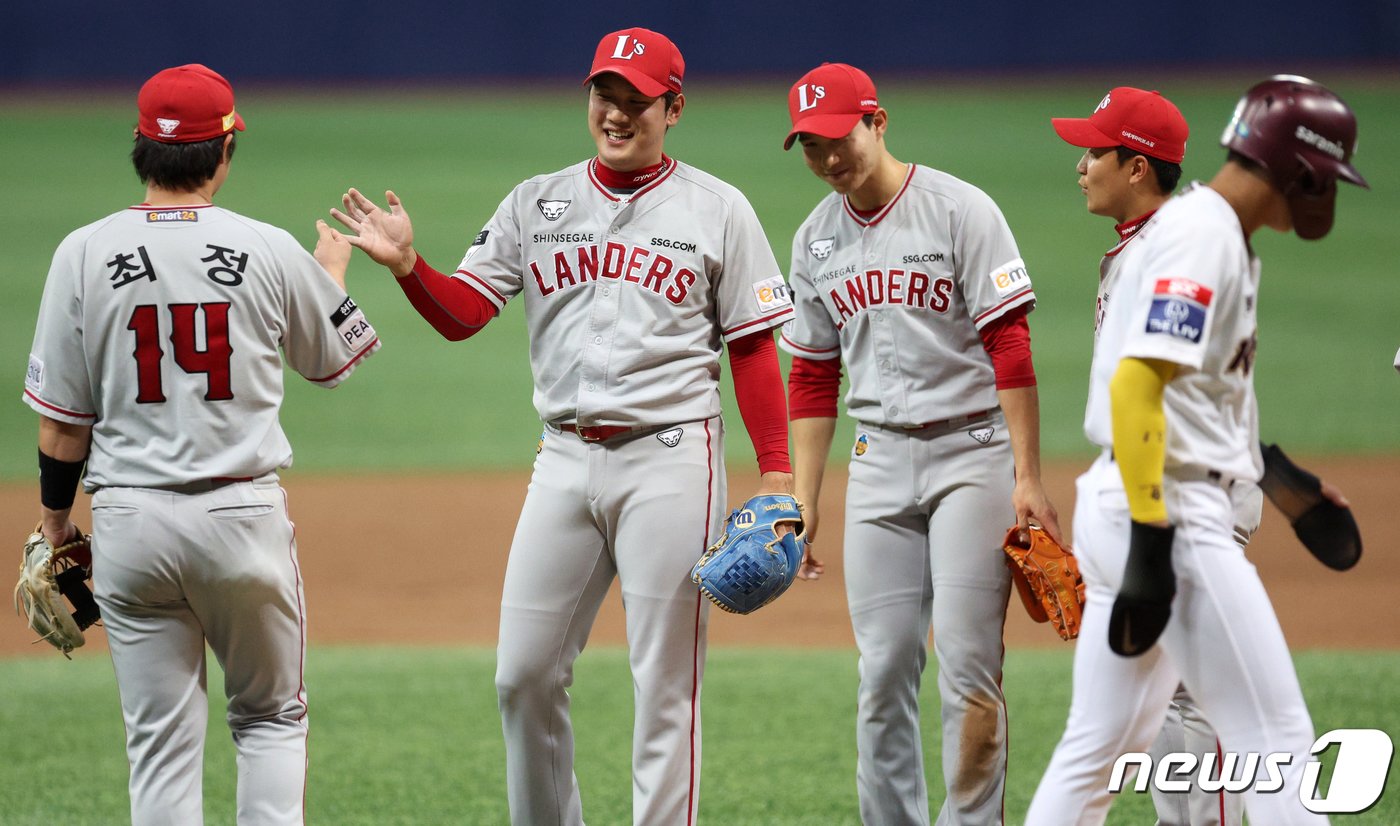 본문 이미지 - 4일 서울 구로구 고척스카이돔에서 열린 프로야구 '2022 신한은행 SOL KBO리그' SSG 랜더스와 키움 히어로즈의 경기, 연장 접전 끝에 6대5 승리를 거둔 SSG 마무리 서진용을 비롯한 선수들이 기쁨을 나누고 있다. 2022.8.4/뉴스1 ⓒ News1 김진환 기자