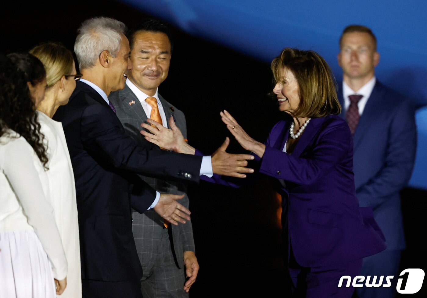 본문 이미지 - 낸시 펠로시 미국 하원의장이 4일 오후 일본 도쿄 후사 요코타 미 공군기지에서 람 이매뉴얼 주일 미국대사의 환영을 받고 있다. ⓒ 로이터=뉴스1 ⓒ News1 신웅수 기자