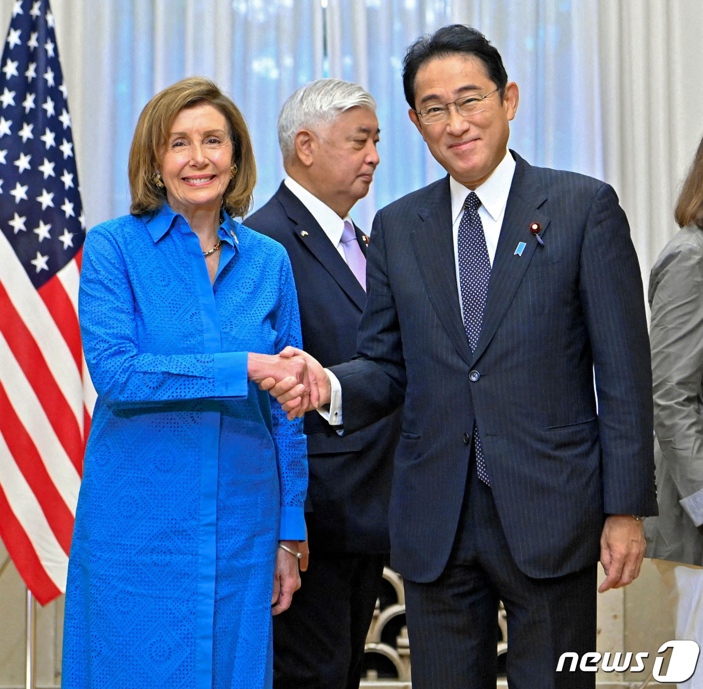 (도쿄 로이터=뉴스1) 박기현 기자 = 5일(현지시간) 일본 도쿄에서 열린 조찬 회동에 앞서 기시다 후미오 일본 총리와 낸시 펠로시 미국 하원의장이 악수를 하고 있다.ⓒ 로이터=뉴 …