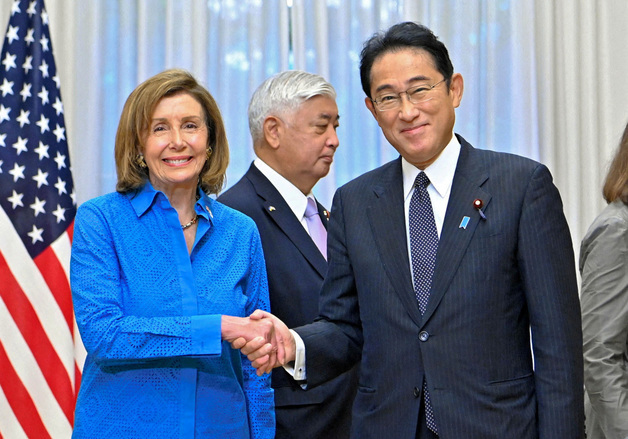 [사진] 펠로시와 만나 악수하는 기시다