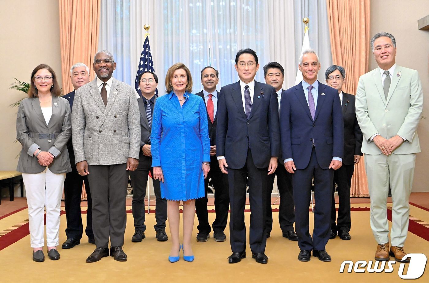 본문 이미지 - 낸시 펠로시 미국 하원의장와 기시다 후미오 일본 총리가 5일 (현지시간) 아시아 마지막 순방국인 일본에 도착해 도쿄 총리 관저에서 미국 의회 대표단, 람 이매뉴얼 주일 미국대사와 포즈를 취하고 있다. ⓒ AFP=뉴스1 ⓒ News1 우동명 기자
