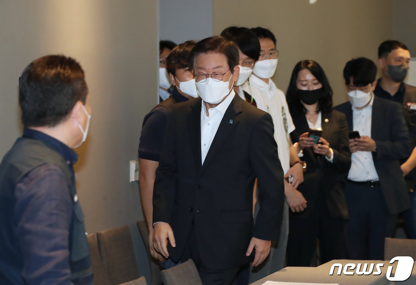 (울산=뉴스1) 윤일지 기자 = 이재명 더불어민주당 당대표 후보가 5일 오전 울산 남구 신라스테이 미팅룸에서 열린 '울산 우정혁신도시 공공기관 노동조합 대표자 간담회'에 참석하고 …