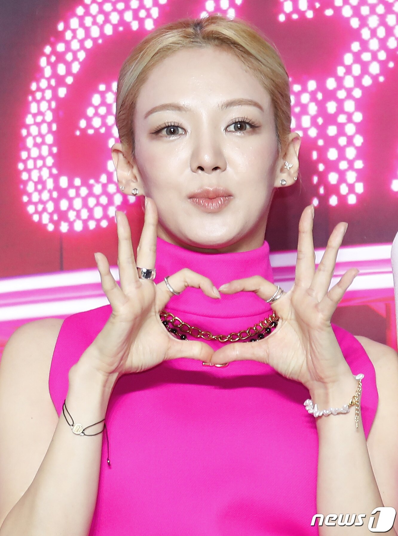 본문 이미지 - 그룹 소녀시대(Girl's Generation) 효연이 5일 오전 서울 강남구 인터컨티넨탈 서울 코엑스에서 가진 데뷔 15주년 기념 '포에버 원(OREVER 1)' 컴백 기자회견에서 포즈를 취하고 있다. 2022.8.5/뉴스1 ⓒ News1 권현진 기자